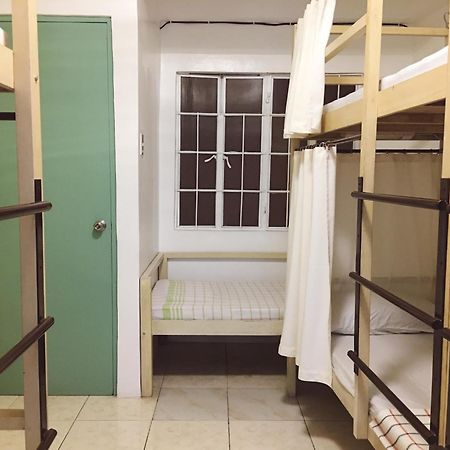 1 River Central Hostel Makati City Szoba fotó