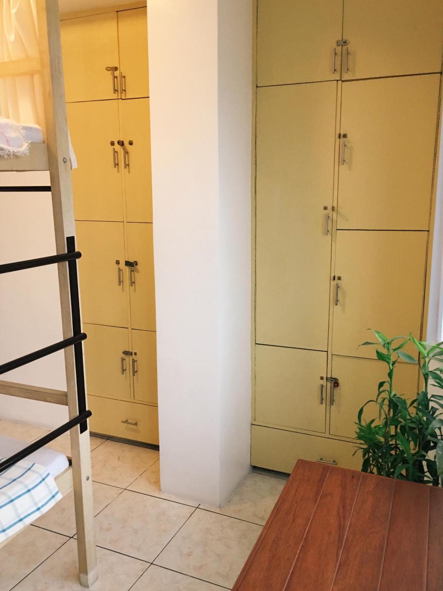 1 River Central Hostel Makati City Szoba fotó