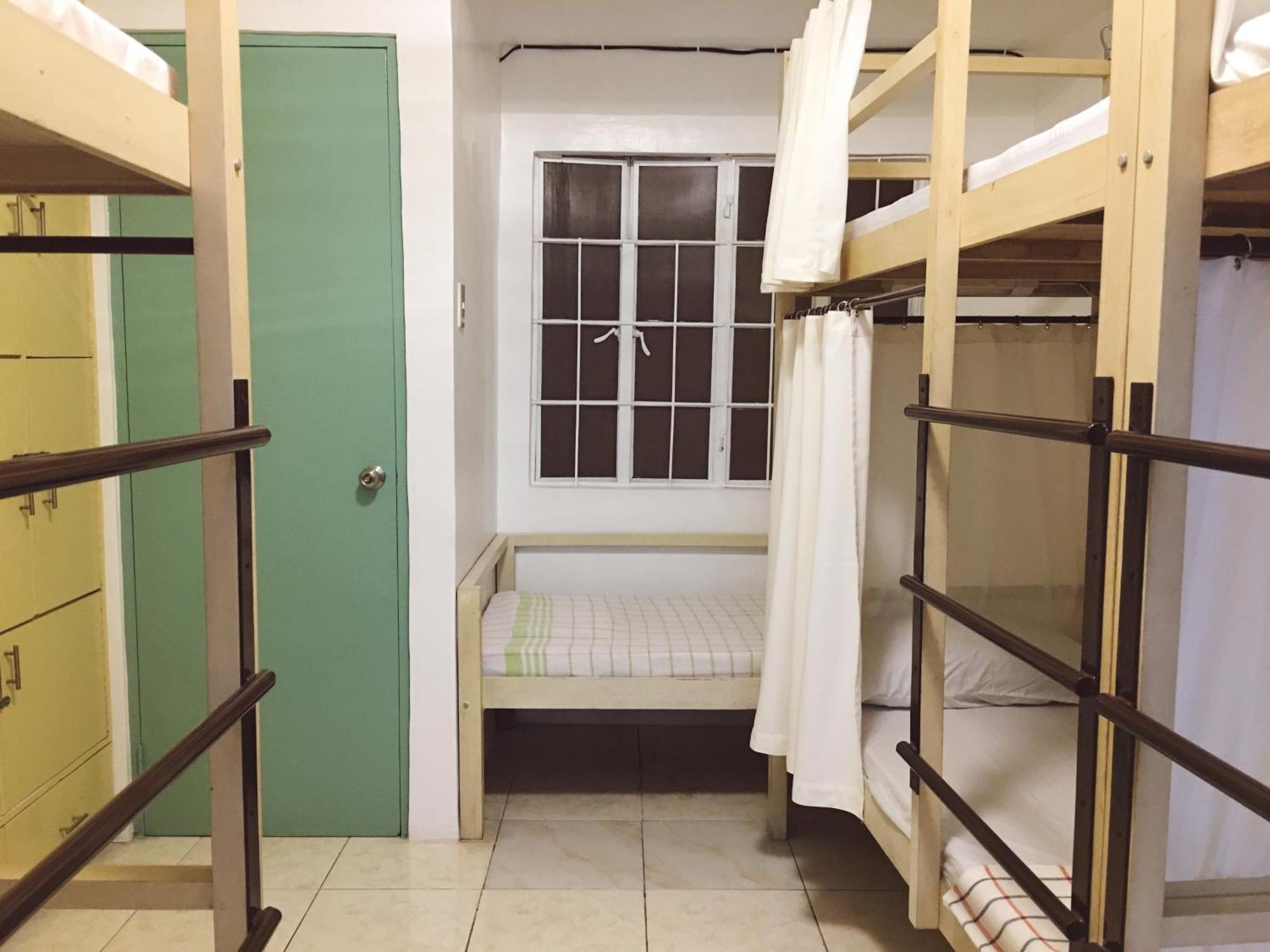 1 River Central Hostel Makati City Szoba fotó