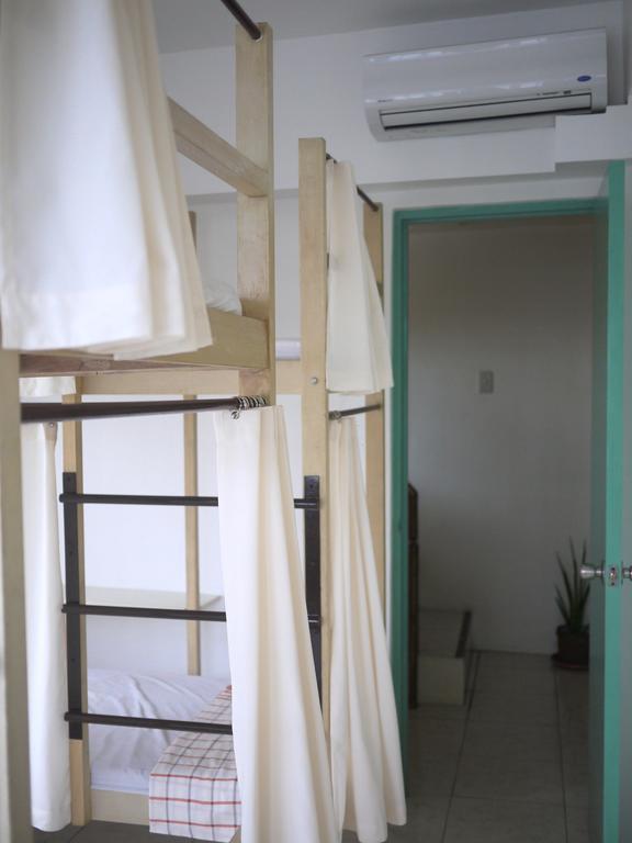 1 River Central Hostel Makati City Szoba fotó